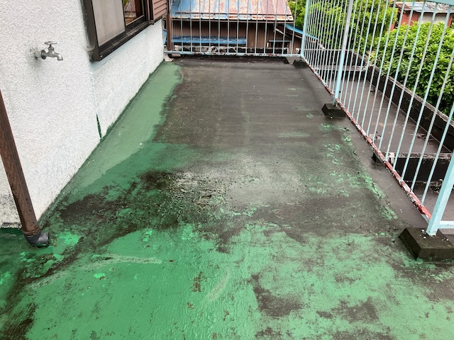 名古屋市瑞穂区で屋上防水の現調・ベランダの防水塗装劣化も雨漏り原因として非常に多い箇所です　